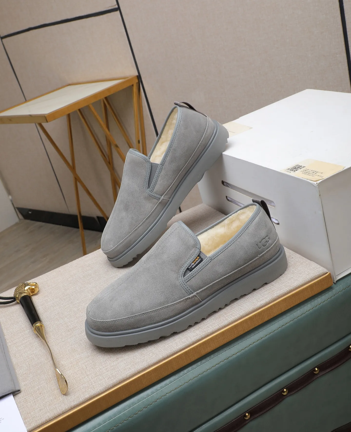 Men's men's shoes 💰560 (full genuine wool lining, 10% off for fake ones) Please note the quality of the original order and compare the thickness of the wool 🏮🏮 Popular UGG men's shoes from Australia's warm luxury brand, the official website is synchronized, Beckham men's style..., made of imported top-layer waxed cowhide, waxed toe box, Australian real wool velvet lining Carefully sewn...Imported rubber Martin boots outsole (comfortable, soft, wear-resistant) The quality is really great...Exquisite workmanship, you can't put it down at first sight, size 39-44 (38 45 custom-made)